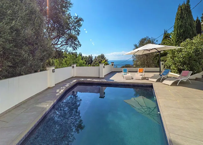 House In With Private Pool & Garden 펜션 *