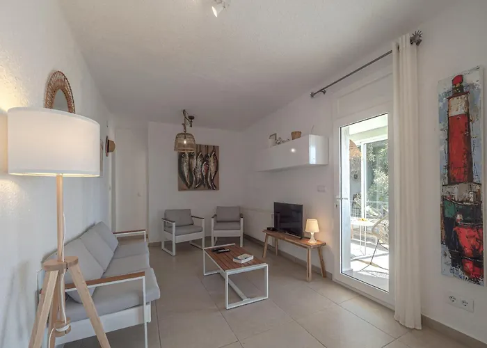 펜션 House In With Private Pool & Garden *