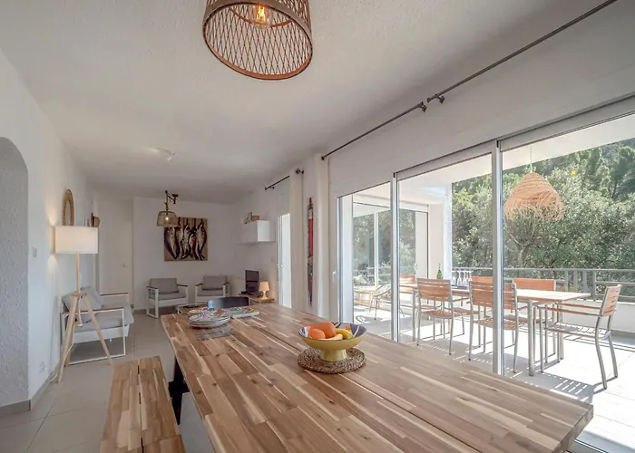 House In With Private Pool & Garden 로지즈