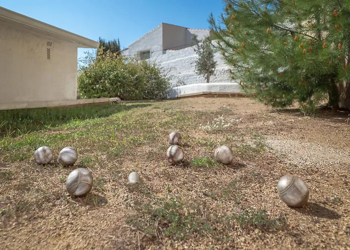 펜션 House In With Private Pool & Garden *