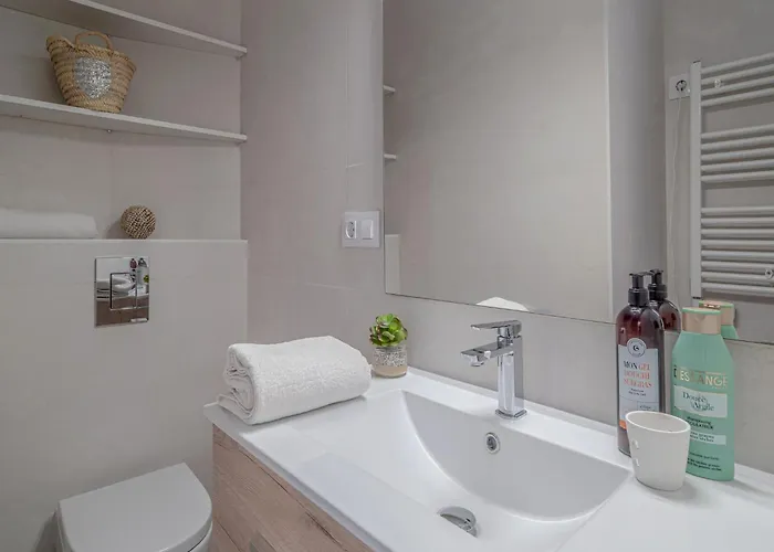 House In With Private Pool & Garden 로지즈