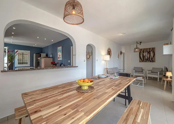 House In With Private Pool & Garden