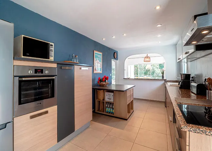 House In With Private Pool & Garden 펜션 로지즈