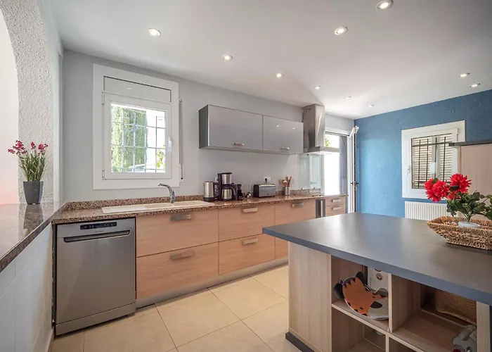 House In With Private Pool & Garden 로지즈