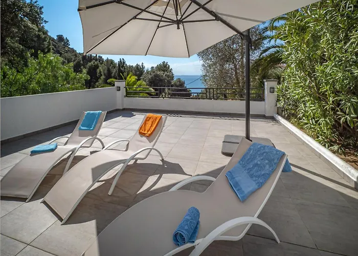 펜션 House In With Private Pool & Garden