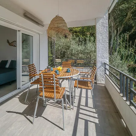 House In With Private Pool & Garden * Roses