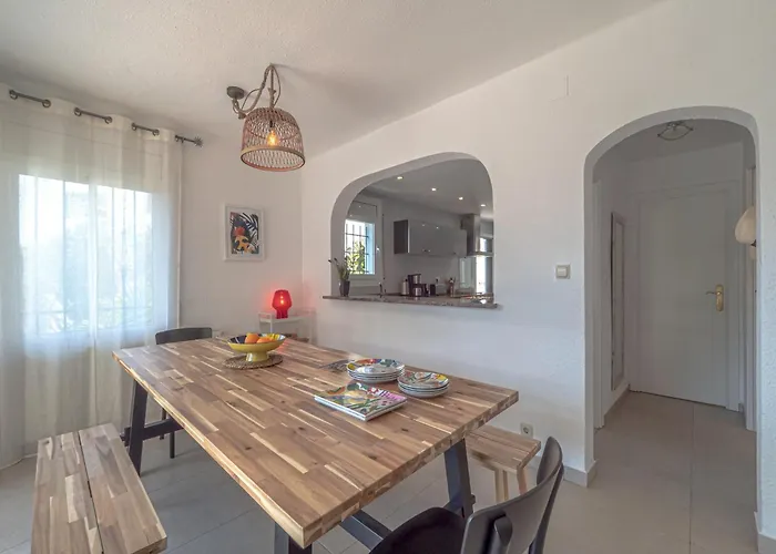 Сasa de vacaciones House In With Private Pool & Garden